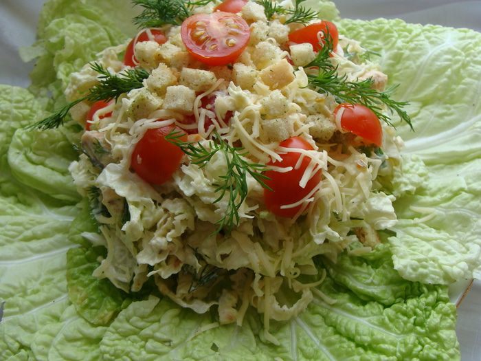 Цезарь по-домашнему с пекинской капустой и куриной грудкой