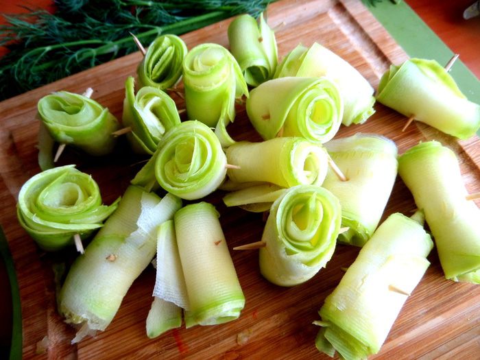 Маринованные роллы из молодых кабачков