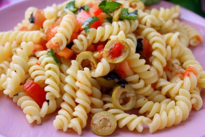 Салат из пасты с оливками и помидорами