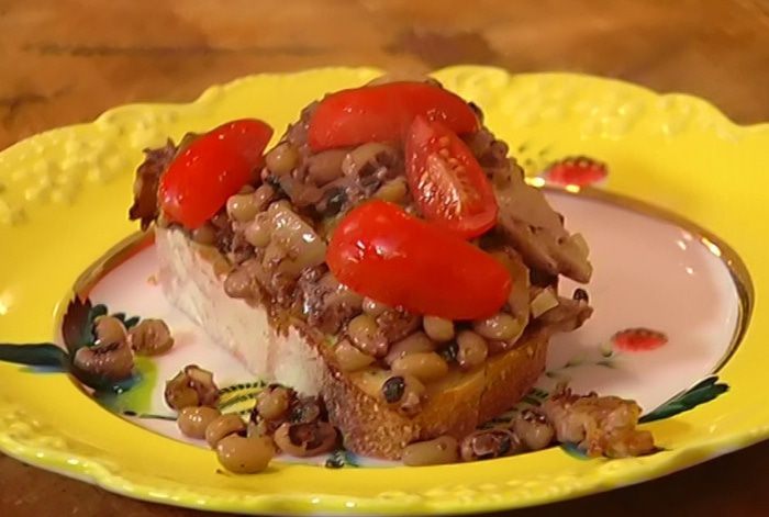 Салат из фасоли с грибами, помидорами и тапенадом 