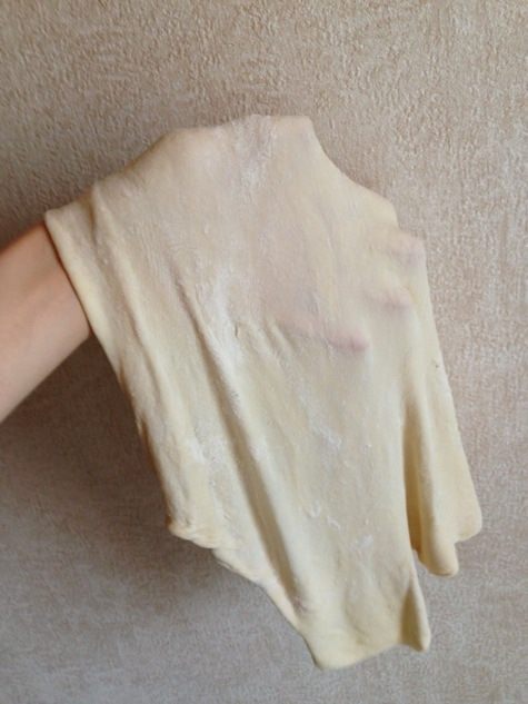 Слоеный пирог-рулет с вишней и корицей на сковороде