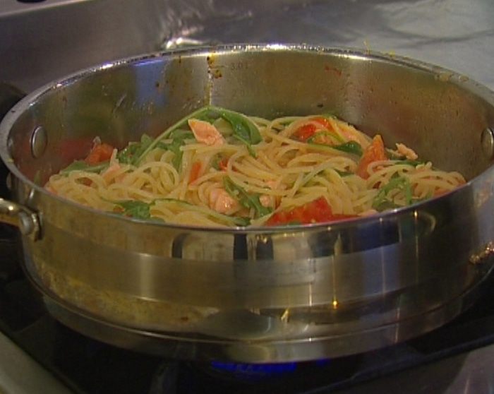 Спагетти с семгой, руколой и помидорами