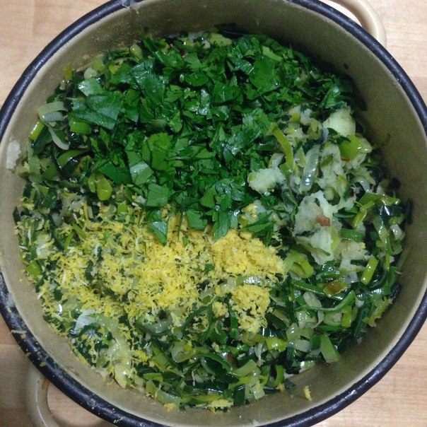 Фаршированный гусь, запеченный в духовке с яблоками