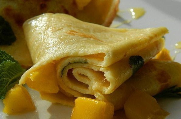 Медовые блины с манго и мятой