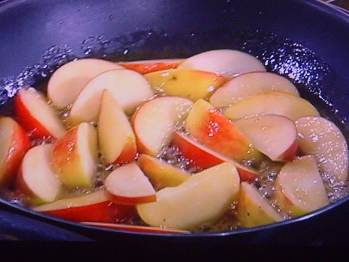 Салат с жареной куриной печенью и карамелизированным яблоком