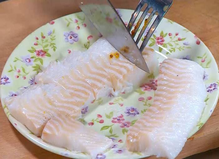 Мильфей с рыбой, авокадо и жареными овощами 