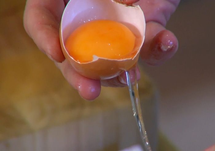 Яблочные оладушки с грецкими орехами и изюмом 