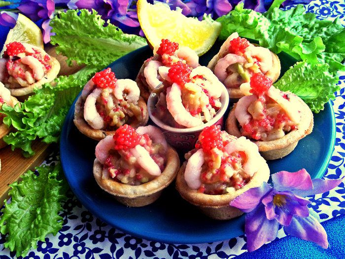 Корзиночки с авокадо, креветками и икрой
