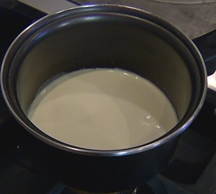 Кулич с миндалем и изюмом