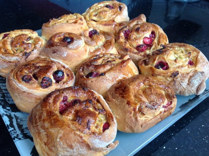 Постные яблочные булочки с клюквой