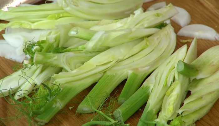 Свинина, томленная с оливками, розмарином и анчоусами