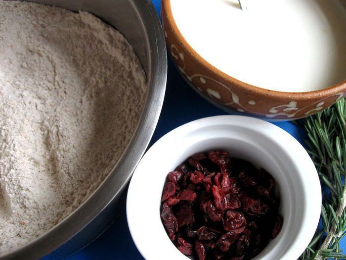 Ирландский содовый хлеб с розмарином и клюквой                 