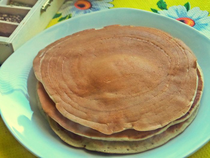 Панкейки кефирные с медом, бананом и сливками