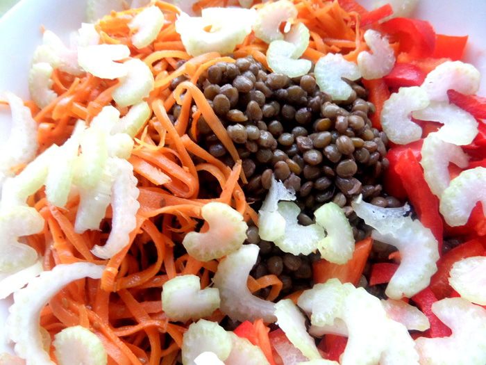 Чечевичный салат с овощами и маслинами