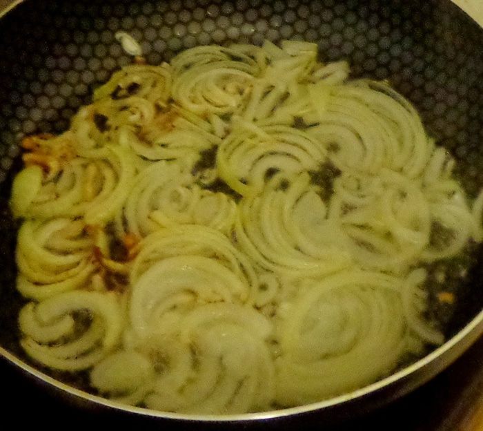 Мясной пирог с тыквой, маринованным огурцом и заливкой из рикотты