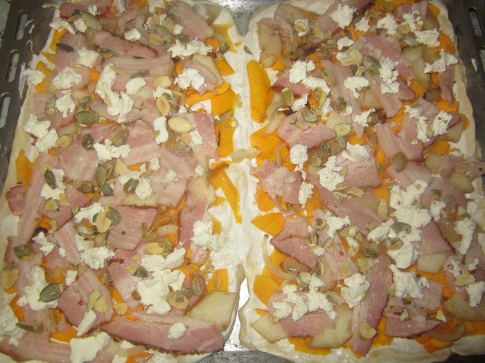 Пирог с тыквой, грушей и грудинкой