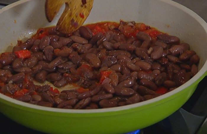 Яйца по-мексикански, запеченные с фасолью 