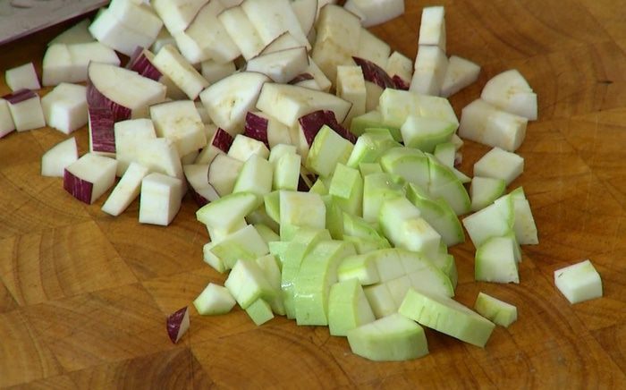 Салат с чечевицей, полбой и овощами
