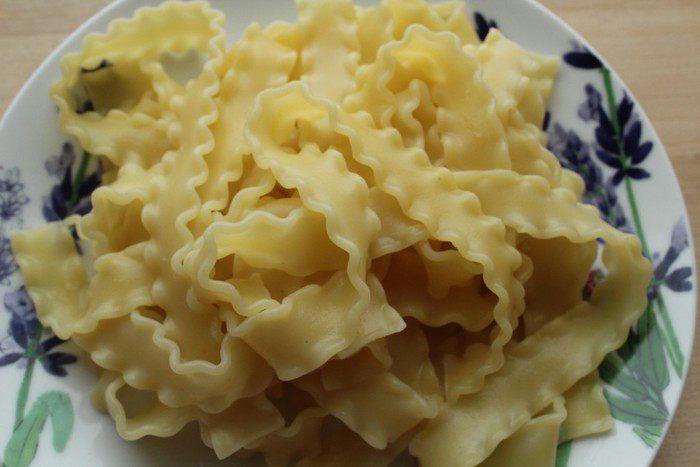 Мафальдине с камчатским крабом и зеленым горошком, запеченные в пергаменте