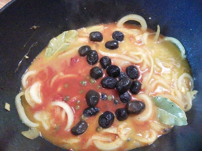 Курица, тушеная с помидорами по-средиземноморски 