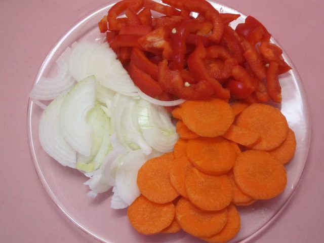 Куриная печень с овощами в духовке