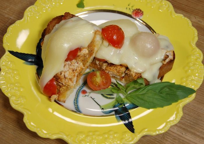 Бутерброды с курицей, моцареллой и красным песто 