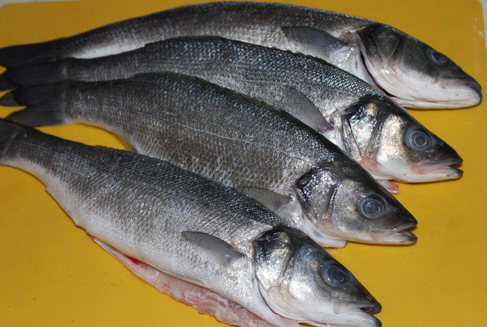 Запеченный фаршированный сибас