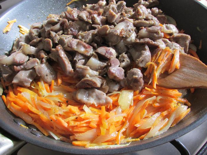 Паштет из куриных желудков с морковью и луком