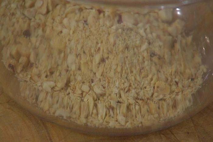 Запеченная утка, фаршированная диким рисом и яблоками