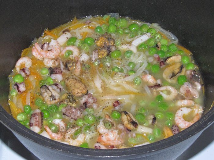 Фунчоза с морским коктейлем и зеленым горошком