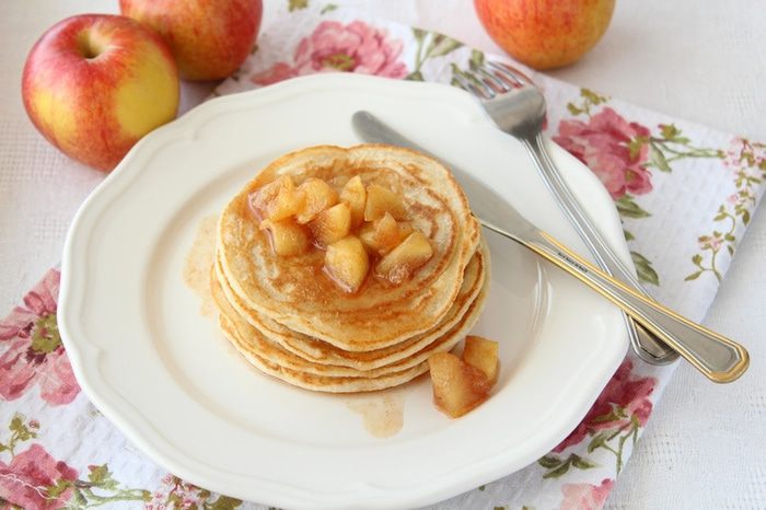 Овсяные панкейки с яблочным топпингом