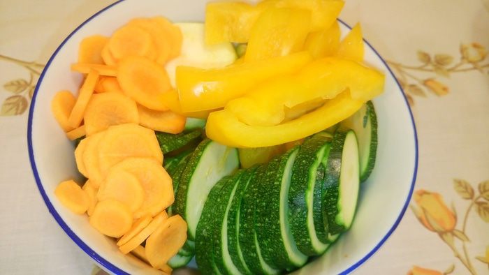 Запеченная в кармашках форель с вином и овощами