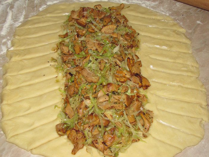 Летний пирог с лисичками и капустой