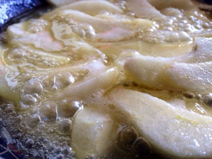 Пирог с карамелизированными грушами