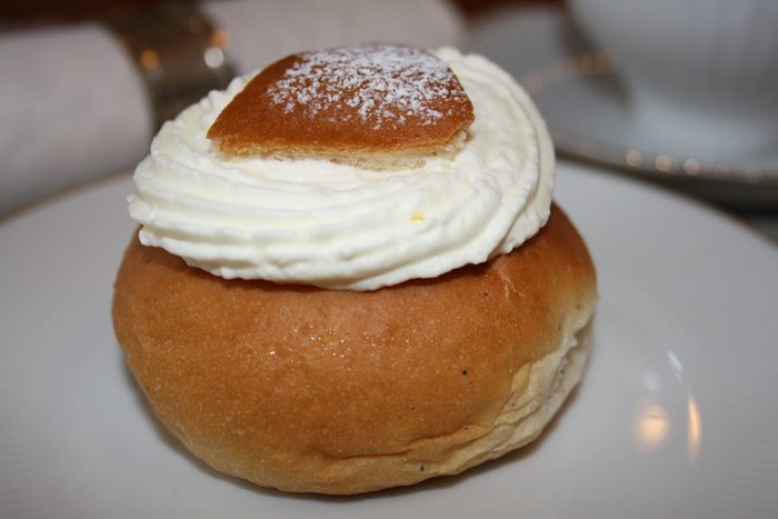 Шведские булочки с кардамоном и сливками &amp;quot;Семлур&amp;quot; (Semlor)
