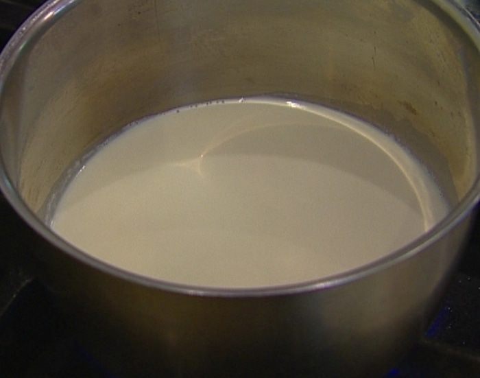 Мороженое из козьего йогурта с ягодным соусом