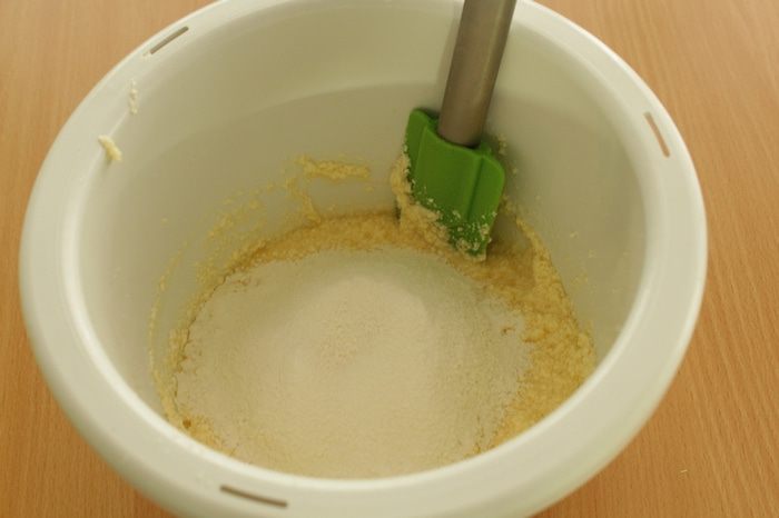 Сливовый пирог с орехами и шоколадом