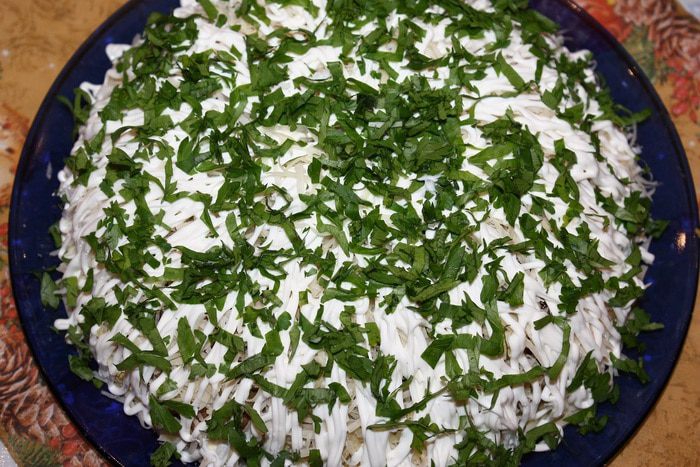 Слоеный салат под сырной шубой