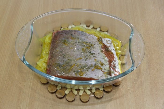 Рыбка красная под суфле из сливочного сыра