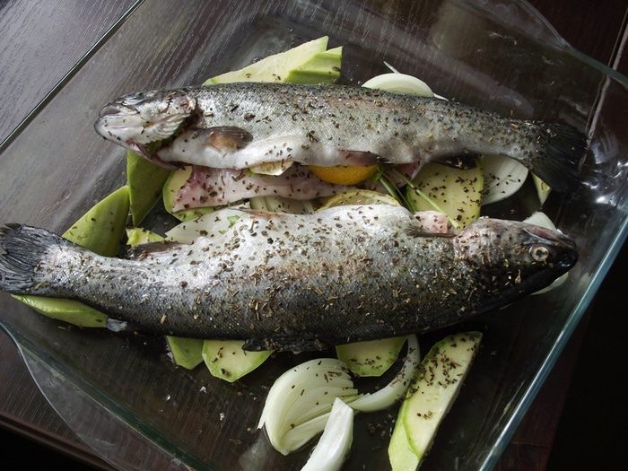 Форель с пряными травами и лимоном