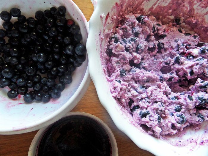 Рулет с творогом и черникой