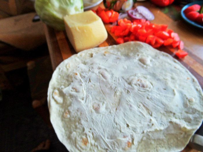 Закуска с курицей и сыром в тортилье