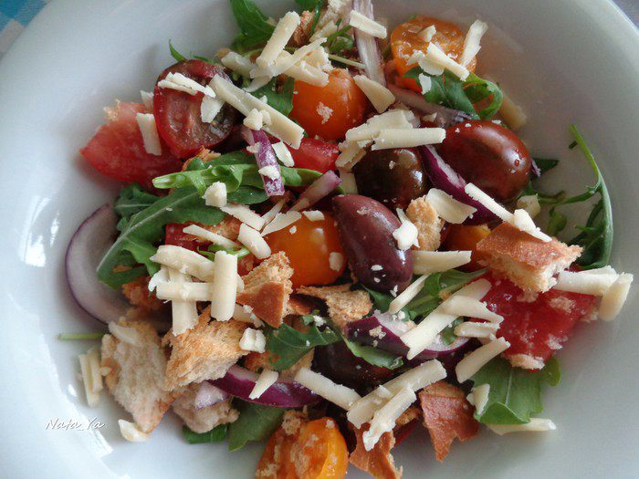 Итальянский салат панцанелла с необычной заправкой