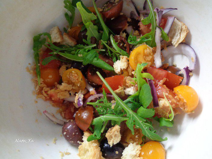 Итальянский салат панцанелла с необычной заправкой