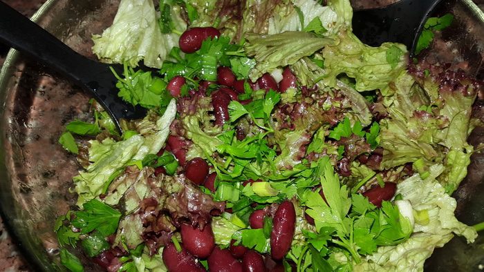 Жареные ломтики авокадо и салат с красной фасолью