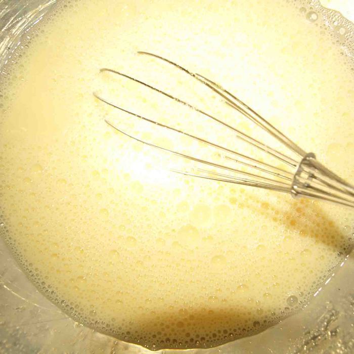 Простые блины с салатом из свеклы и селедки