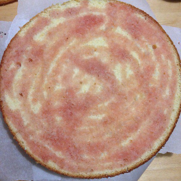 Торт из бисквита с клубничной пропиткой, клубникой и сливками