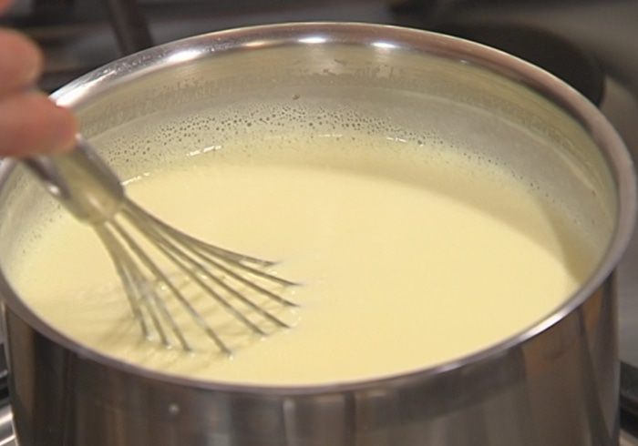 Мороженое из козьего йогурта с ягодным соусом