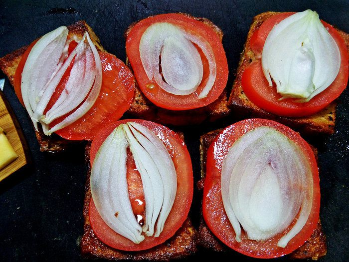 Гренки с овощами под сыром