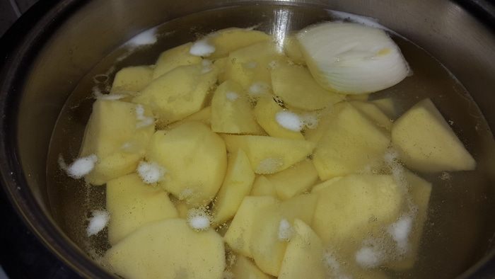 Постные картофельные клёцки с луком, грибами и сельдереем